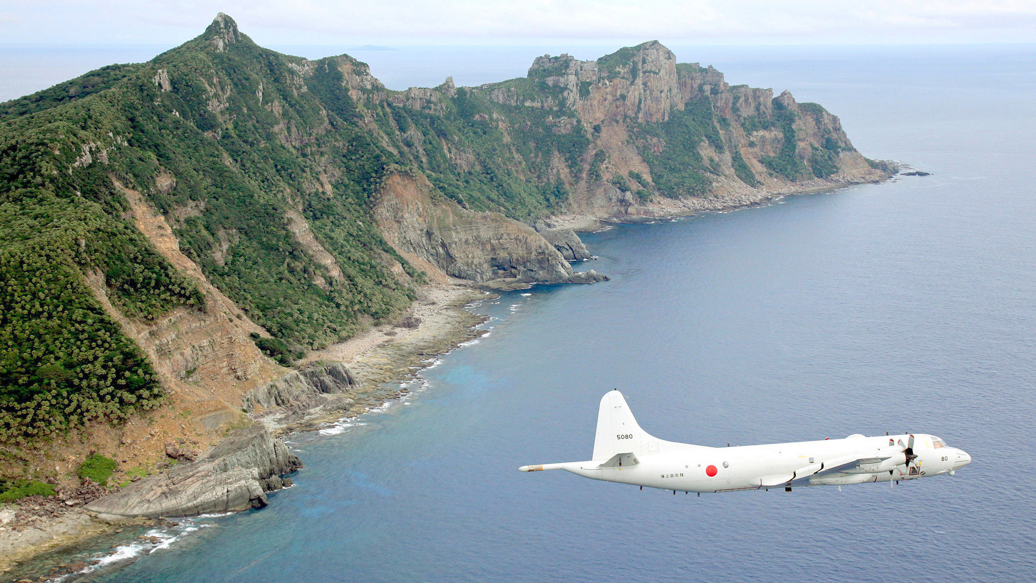 A Japanese surveillance plane flies over one of the disputed Senkaku Islands. 13 October, 2011.  Photo: Chính Dang-Vu (published under fair use policy for intellectual non-commercial purposes) 