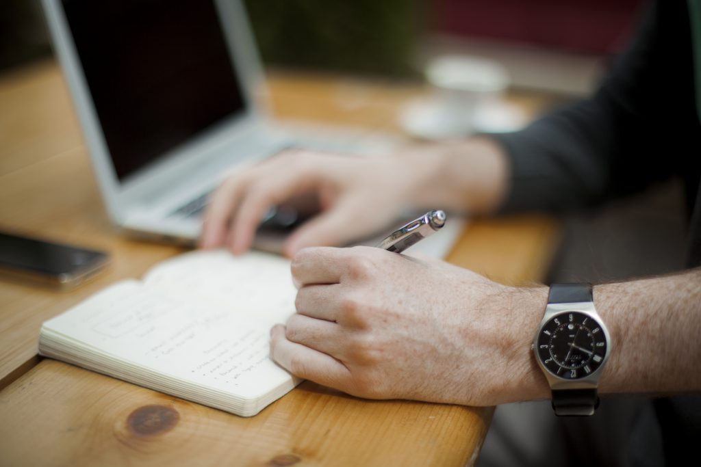 left-handed_writing_with_wristwatch